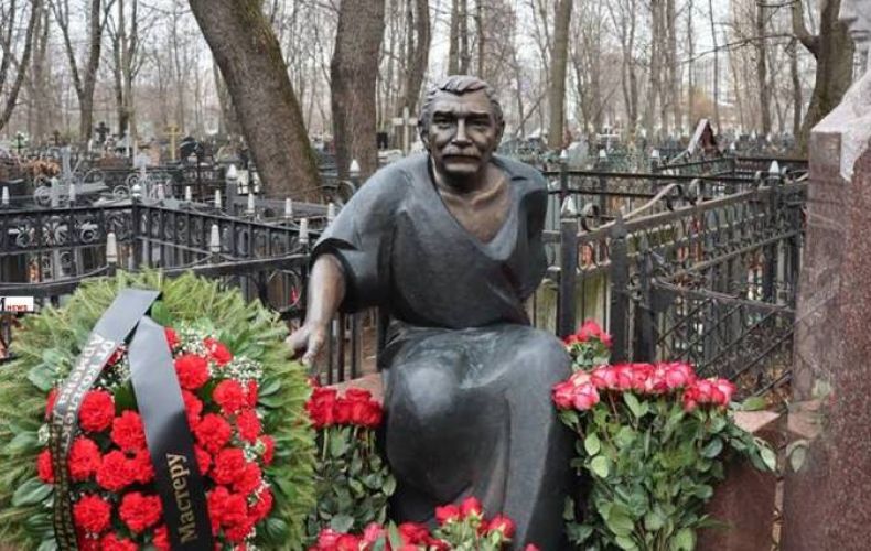 Մոսկվայի գերեզմանատանը տեղադրվել է ԽՍՀՄ ժողովրդական արտիստ Արմեն Ջիգարխանյանի հուշարձանը (լուսանկարներ)