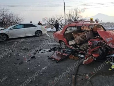 Բախվել են Toyota-ն և «ՎԱԶ 2101»-ը․փրկարարները, հատուկ տեխնիկայով են վիրավորներին դուրս բերել ավտոմեքենայից