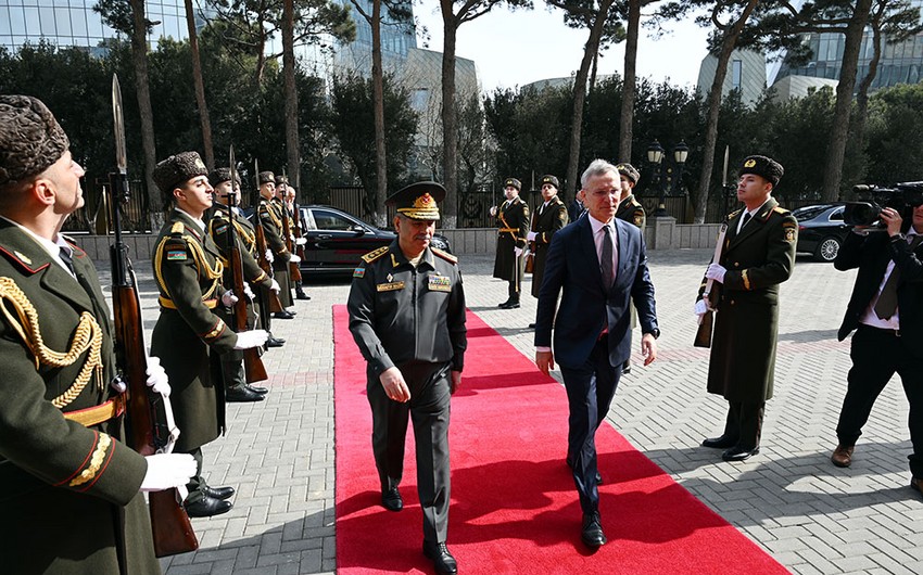 Глава Минобороны Азербайджана представил генеральному секретарю НАТО ситуацию на армяно-азербайджанской границе