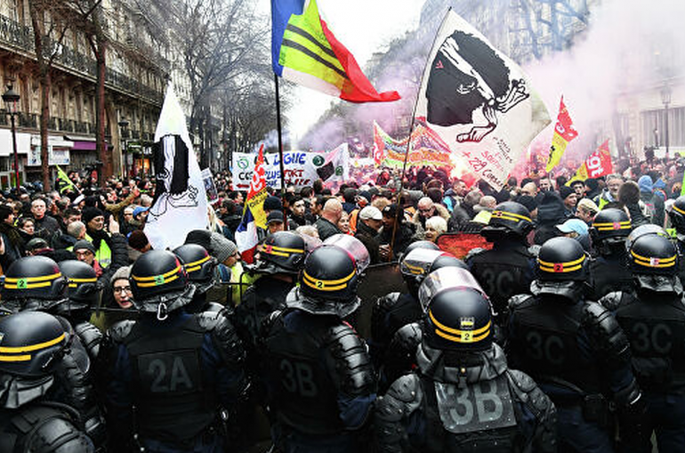 Բողոքի զանգվածային ցույց Փարիզում՝ ընդդեմ կենսաթոշակային բարեփոխումների