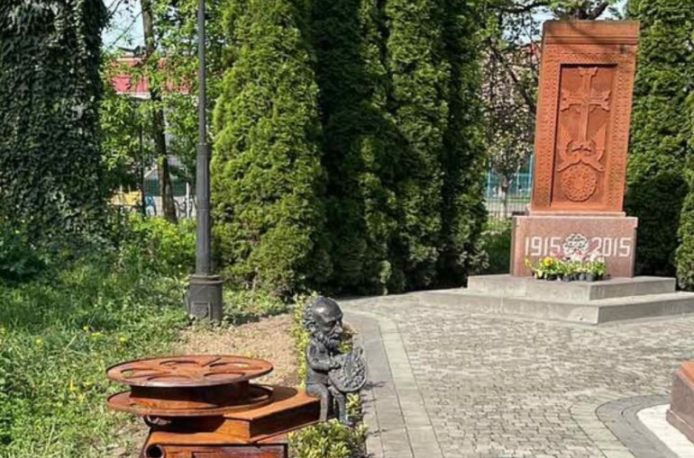 Ուկրաինայի Ուժգորոդ քաղաքում տեղադրվել է Սերգեյ Փարաջանովի քանդակը (լուսանկար)