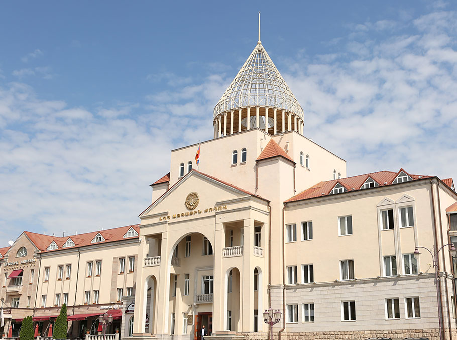 Немедленно прекратите переговоры: Парламент Арцаха обратился к Мирзояну