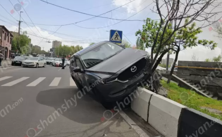 Երևանում բախվել են «Toyota Camry»-ն և «Mazda CX-5»-ը
