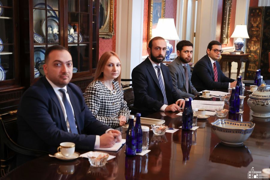 проходит встреча делегаций, возглавляемых министрами иностранных дел Армении и Азербайджана