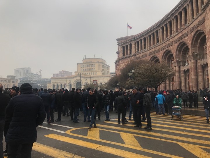 Լարված իրավիճակ՝ կառավարության շենքի դիմաց, փակել են Տիգրան Մեծի պողոտան (ուղիղ)