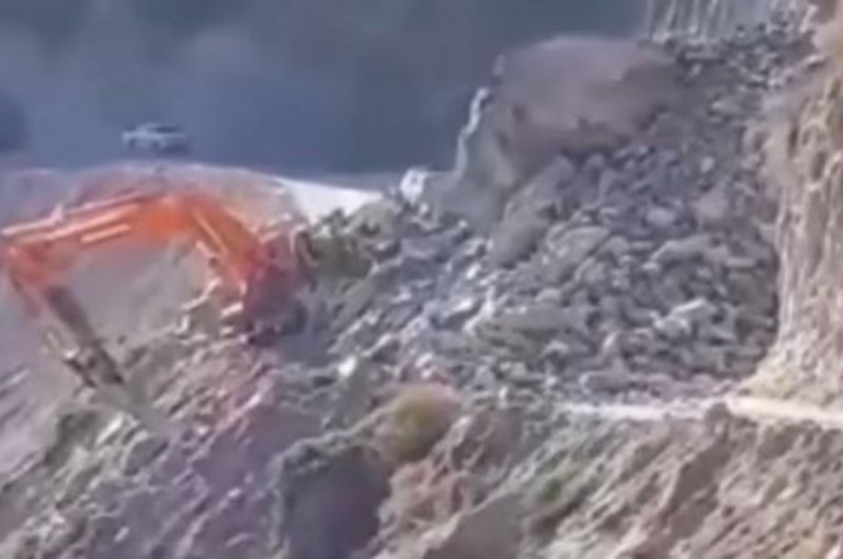 Քարվաճառում ճանապարհաշինական աշխատանքների ժամանակ էքսկավատորը հայտնվել է ժայռաբեկորների տակ. մեքենավարը տեղում մահացել է