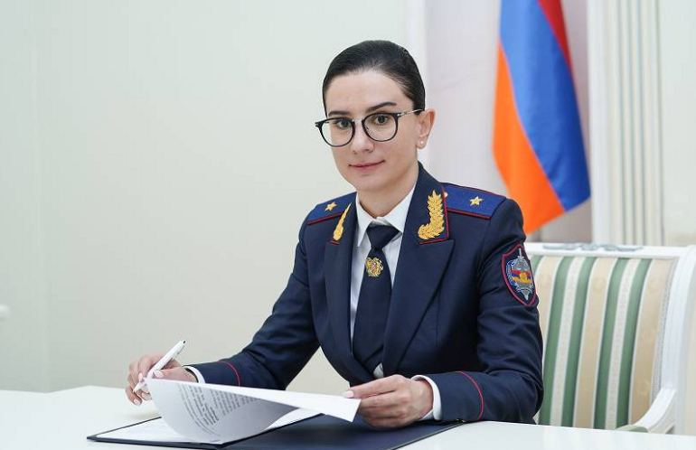Աննա Վարդապետյանը ժամացույցներ է նվիրել դատախազության աշխատակիցներին