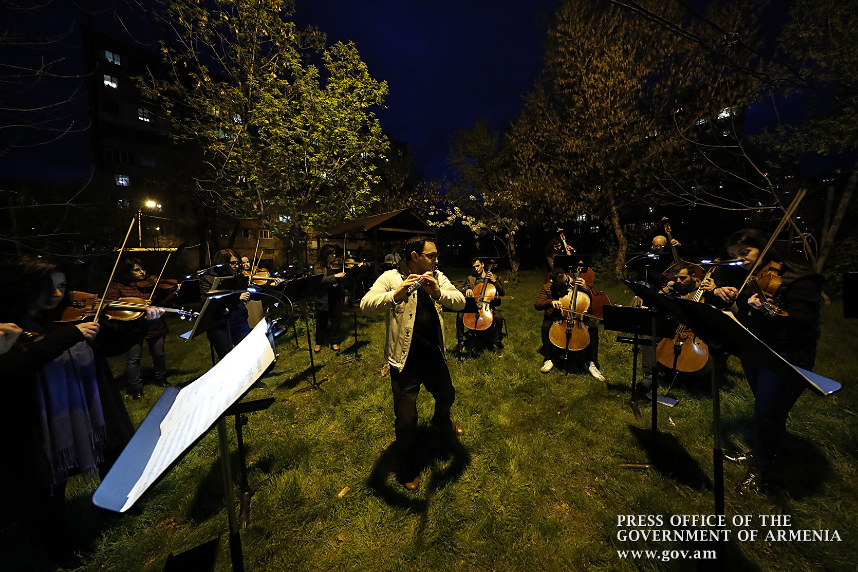 Հայաստանի ազգային ֆիլհարմոնիկ նվագախմբի անակնկալ կատարումը 15-րդ թաղամասի բակերից մեկում. Փաշինյանը տեսանյութ է հրապարակել