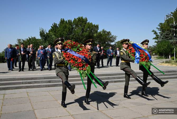 ԱՊՀ դիտորդները ծաղիկներ են խոնարհել «Մայր Հայաստան» հուշահամալիրի անմար կրակի մոտ