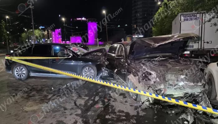 Խոշոր ավտովթար՝ Երևանում. բախվել են «Hongqi»-ն և «Mercedes Maybach»-ը, վերջինս՝ կայանված «Toyota»-ին