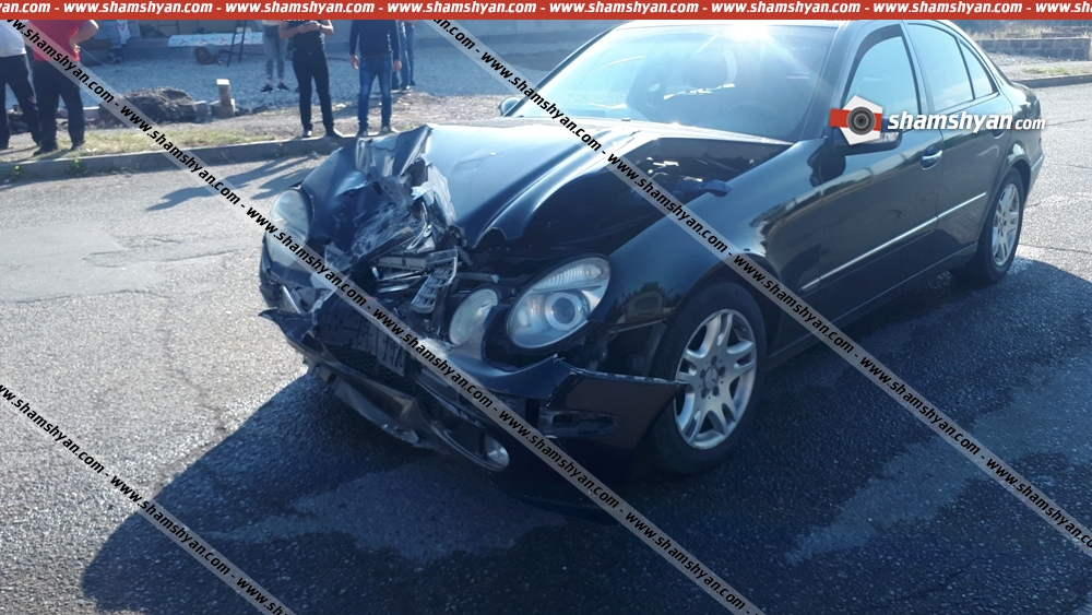 Արթիկ քաղաքում բախվել են Mercedes-ն ու 06-ը․ կան վիրավորներ