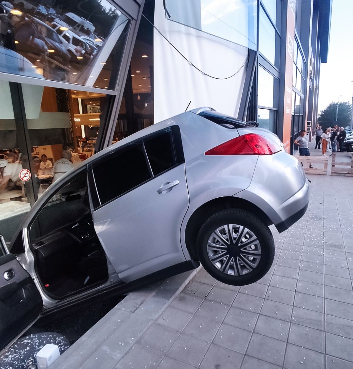 Երևանում «Nissan»-ը դուրս է եկել ճանապարհի երթևեկելի հատվածից և բախվել «ՍԱՍ» ֆուդ-կորտի արտաքին երեսպատման ապակիներին
