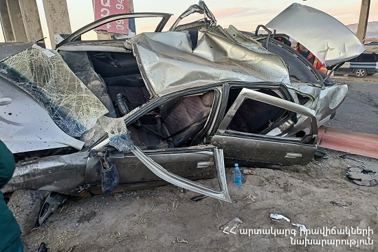 Արարատի մարզում 29-ամյա վարորդը Opel Vectra-ով բախվել է ճանապարհի երկաթբետոնե արգելապատնեշին․ 4 մարդ հոսպիտալացվել է