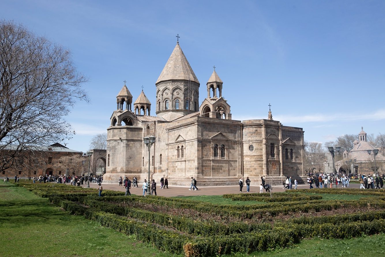Հավատարիմ ենք Մայր Աթոռին ու Վեհափառին. ի հակադրություն Եկեղեցու բարենորոգման ծրագրին միացողների՝ քահանաների հայտարարությունների նոր ալիք է բարձրացել