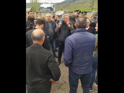 Քաղաքացիները փակել են Վանաձոր-Երևան ճանապարհը. նրացն ձեռքին Մամիկոն Ասլանյանի նկարն է (Տեսանյութ)