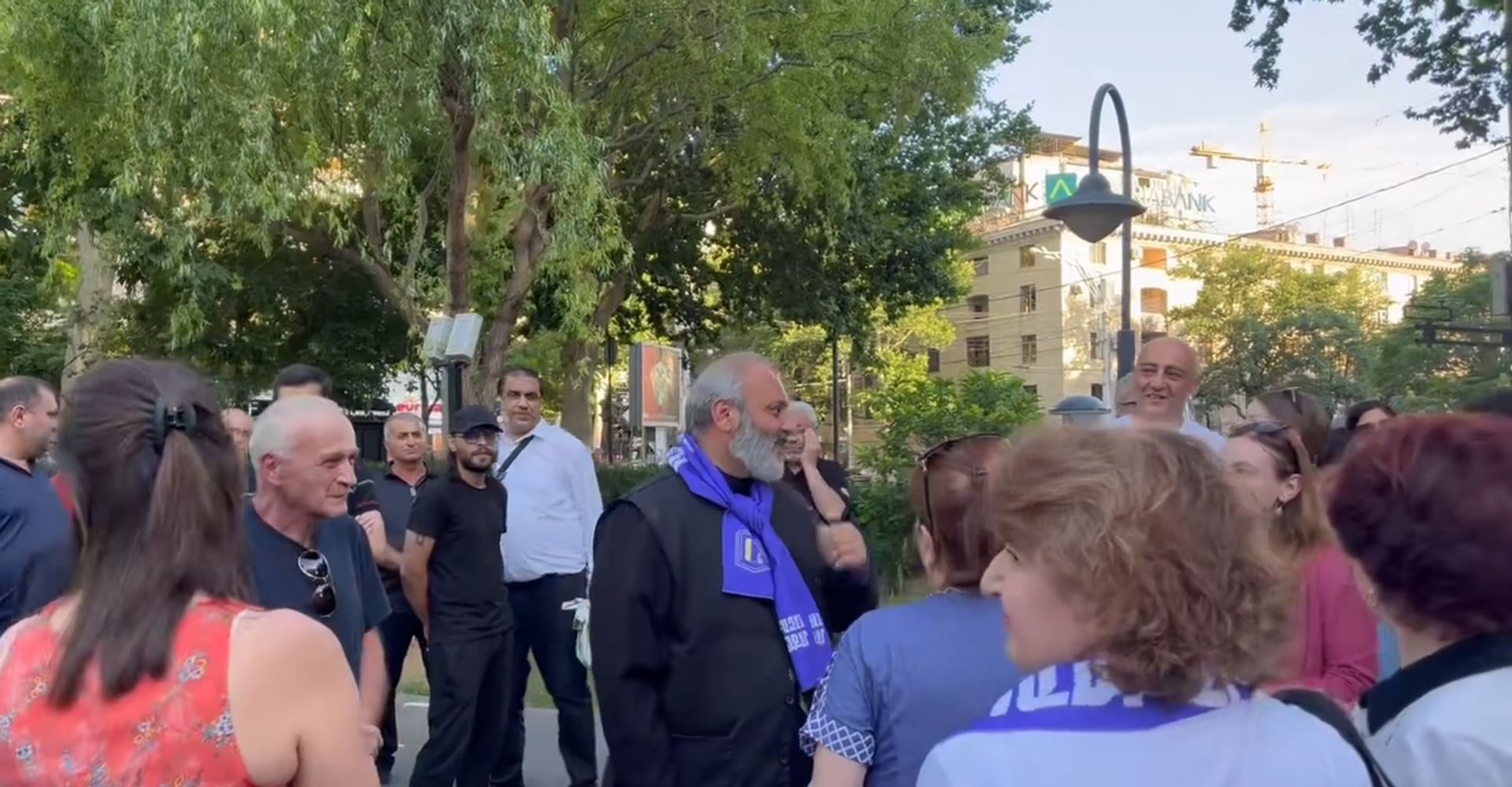 Բագրատ Սրբազանն իր աջակիցների հետ Սուրբ Աննա եկեղեցու բակում է (ուղիղ)