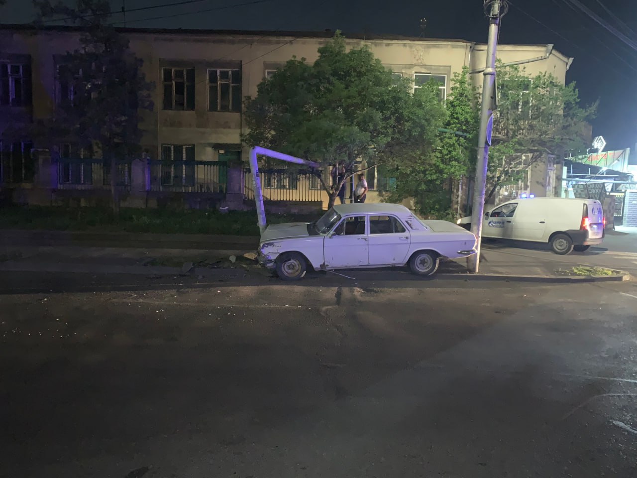 «GAZ» մակնիշի ավտոմեքենան դուրս է եկել ճանապարհի երթևեկելի հատվածից և բախվել գազատար խողովակին
