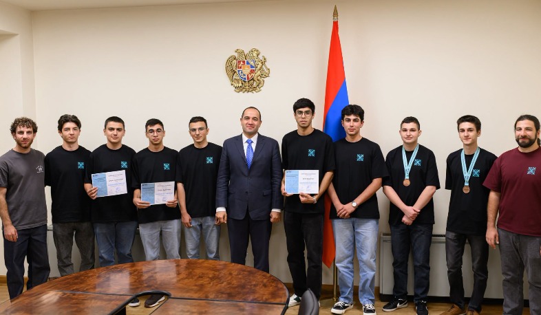 ԲՏԱ նախարար Դավիթ Թադևոսյանն ընդունել է ԱԲ միջազգային օլիմպիադայի մեդալակիրներին