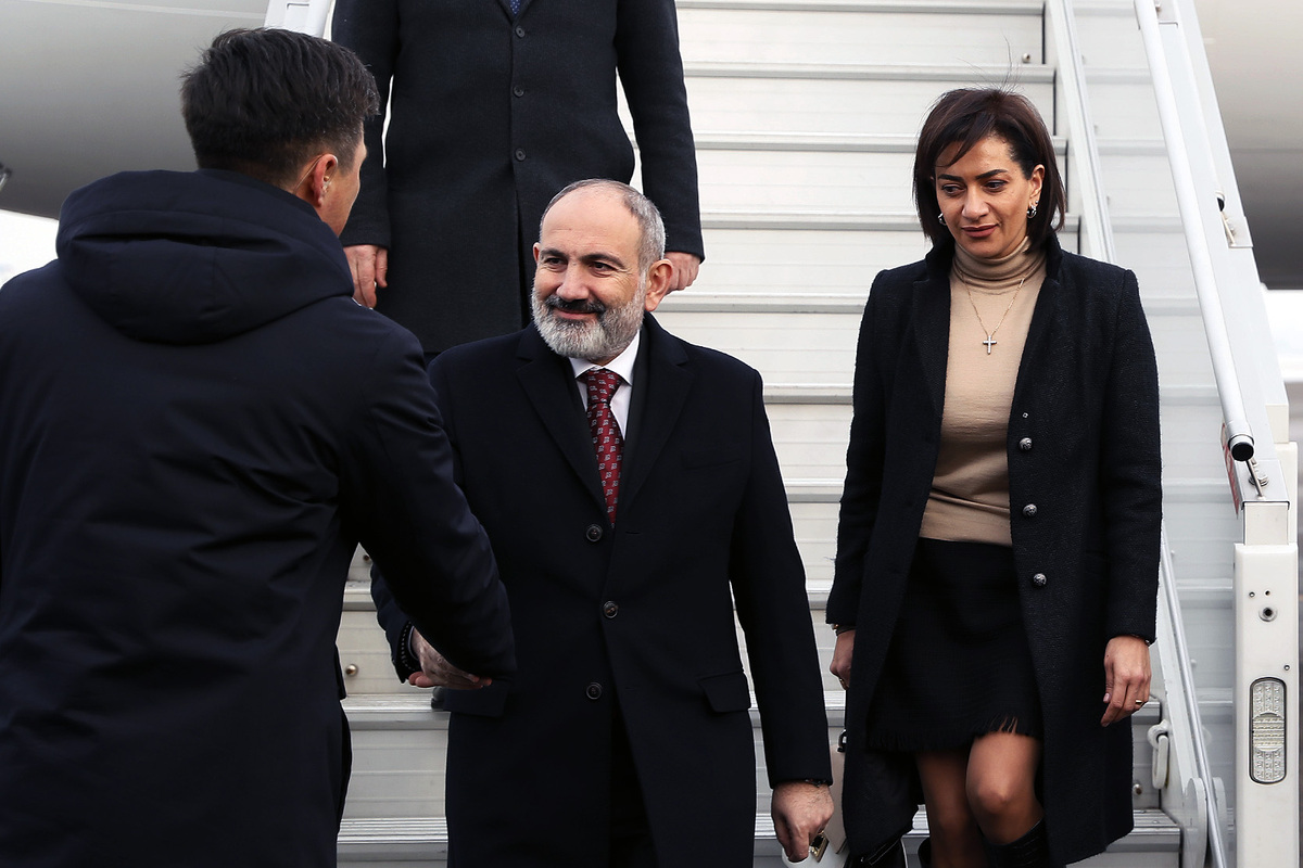 Премьер-министр вместе с супругой прибыл в Алматы
