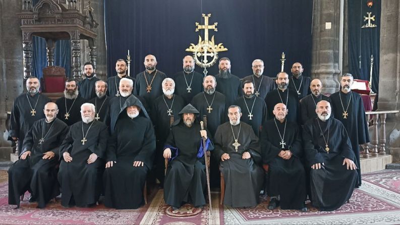 Եթե բացի մեր թեմի հոգևորականներից որևէ մեկը Շիրակի թեմի եկեղեցիներից մեկում, մասնավորապես Սուրբ Յոթ Վերքում Պատարագ մատուցի, կնշանակի՝ առաջնորդանիստը բռնազավթված է