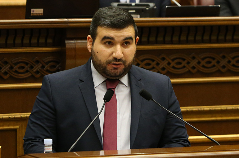 ՔՊ-ական պատգամավորները չգիտեն՝ քաղաքապետը շեղվե՞լ է հեղափոխական արժեքներից, թե՞ ոչ