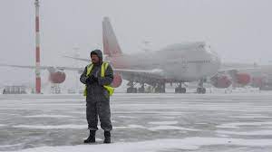 В московских аэропортах из-за снегопада отменили десять рейсов