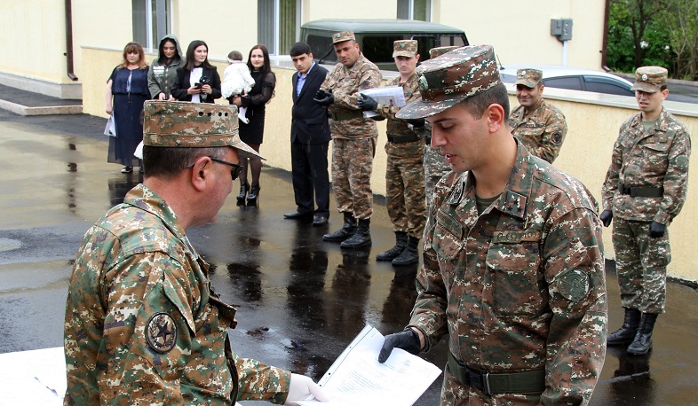 ՊԲ զորամասերից մեկի զինծառայողները նոր բնակարանների վկայագրեր են ստացել