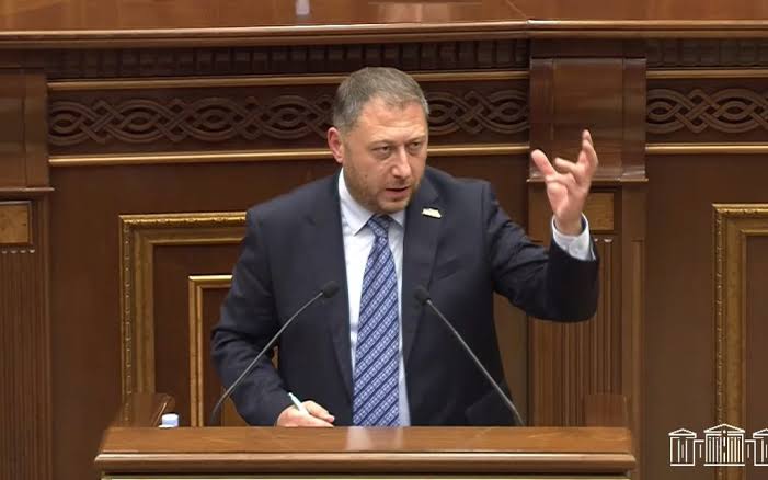Պարտքերը մեծանում են, իրենք ֆեստիվալներ ու «վարչաբենդ» են կազմակերպում, իբր տուրիզմ են զարգացնում. Հայկ Ֆարմանյան