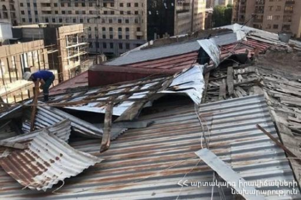 Ուժեղ քամու հետևանքով Երևանում շենքի տանիք է վնասվել