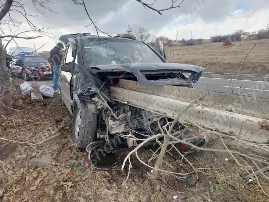 Երևան-Սևան ավտոճանապարհին վարորդը «Opel Zafira»-ով դուրս է եկել ճանապարհի երթևեկելի գոտուց և մխրճվել երկաթե արգելապատնեշների մեջ․ կա 3 վիրավոր