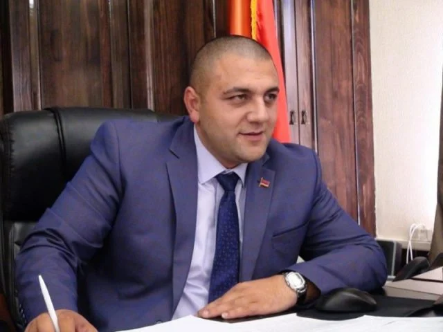 Երեկ Գյումրիում ոմն մեկը մենամարտի մեջ է մտել երկրաշարժի զոհերի հիշատակին նվիրված ծաղկեպսակի հետ. Սարուխանյան