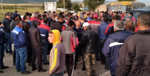 Քաղաքացիները շրջափակել են Վարդենիսի դատարանի շենքը