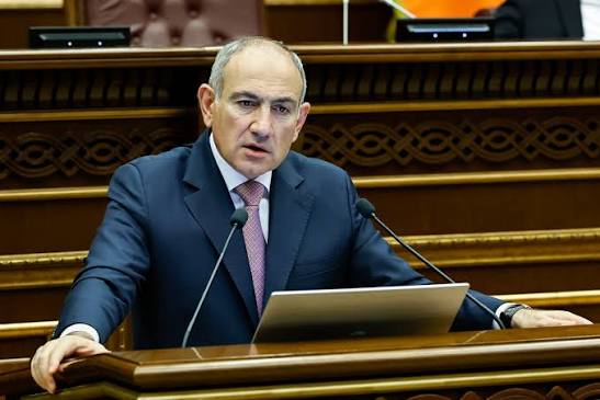 Կա՛մ մանդատները վայր դրեք ու զբաղվեք հեղափոխությամբ, կա՛մ աշխատեք. Փաշինյանը՝ ընդդիմությանը