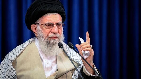 Politico: смерть Раиси делает сына Хаменеи главным возможным преемником отца