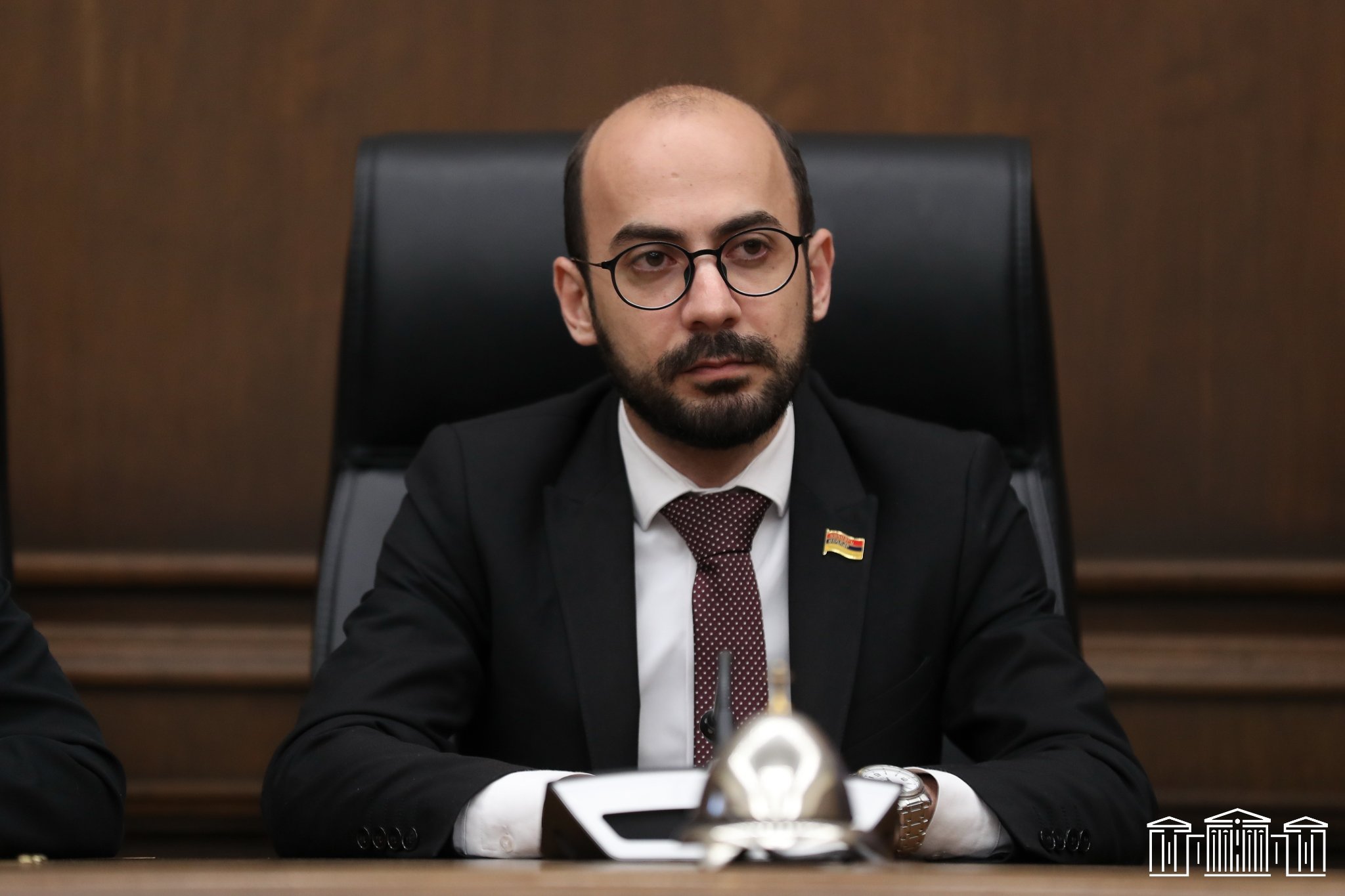 Արթուր Հովհաննիսյանին պարտադրել էին երեկվա նիստին ներողություն խնդրել. «Ժողովուրդ»