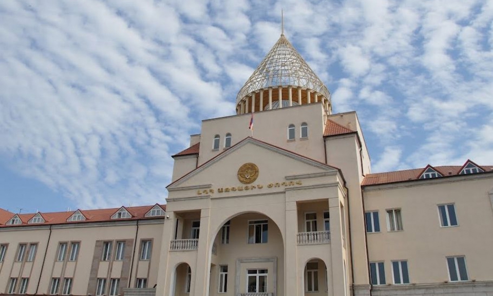 Парламент Арцаха призывл Минскую группу ОБСЕ осудить азербайджанский теракт, а российских миротворцев и силовиков республики дать адекватный ответ подобным действиям противника 