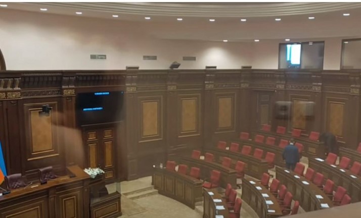ԱԺ–ում Փաշինյանի անվտանգության աշխատակիցները ստուգում են աթոռները. սեղաններից հավաքել են շշերը