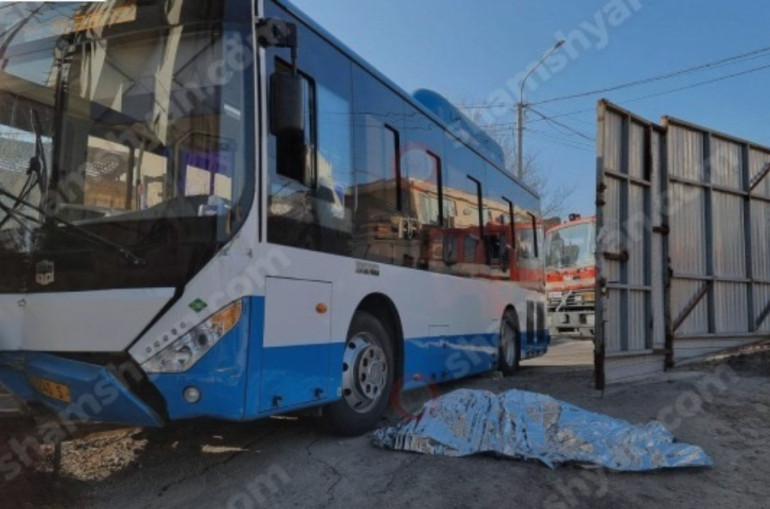 Երևանում թիվ 99 երթուղու ավտոբուսը ինքնաբերաբար առաջ է ընթացել, քաղաքացին հայտնվել է անիվների տակ և տեղում մահացել