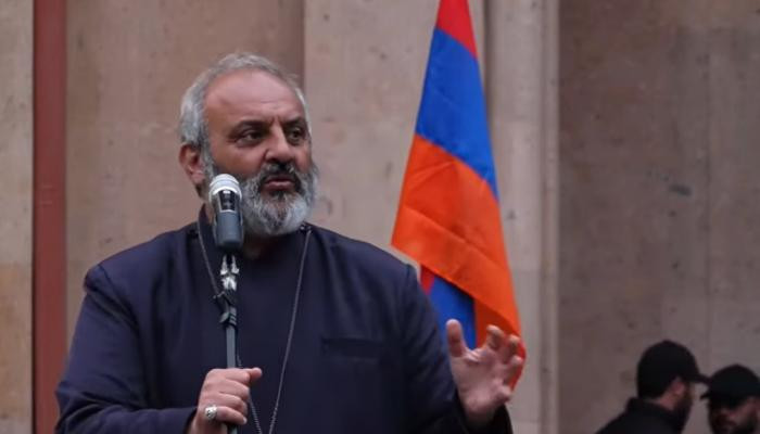 Բագրատ Սրբազանն իր համախոհների հետ օրն ամփոփում է Սուրբ Աննա եկեղեցու բակում (ուղիղ)