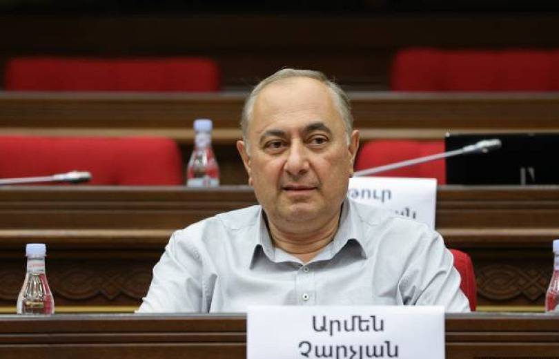 Այս պահին իրավապահները խուզարկում են «Իզմիրլյան» ԲԿ-ի տնօրեն Արմեն Չարչյանի աշխատասենյակը. Փաստաբան
