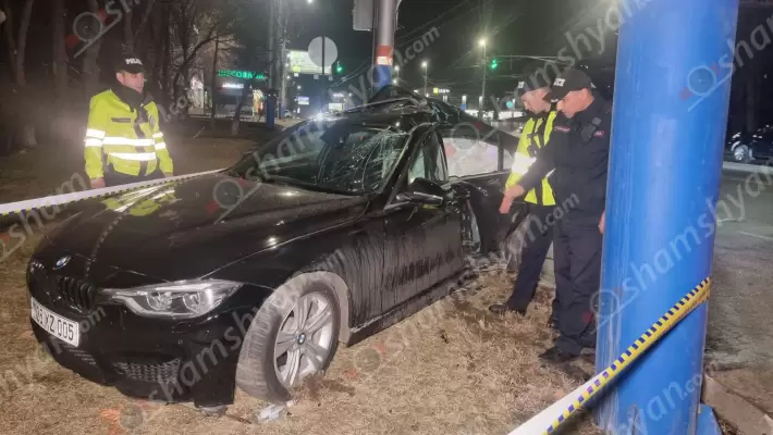 Խոշոր ավտովթար Երևանում․ BMW-ն բախվել է գովազդային երկաթե սյանը և հայտնվել կանաչ «գազոնում»․ կան վիրավորներ