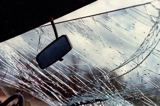 Խոշոր ավտովթար Երևանում. բախվել են Mercedes-ն ու ЗИЛ բեռնատարը