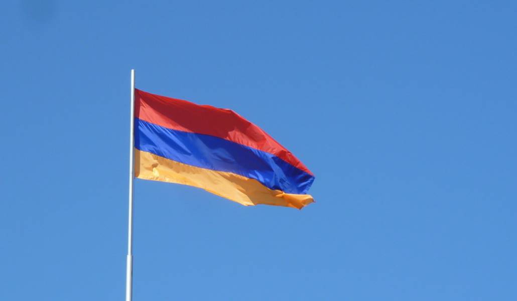 Դպրոցների և բուհերի շենքերի վրա պետք է տեղադրվի ՀՀ դրոշը. ԱԺ-ն ընդունեց օրենքը