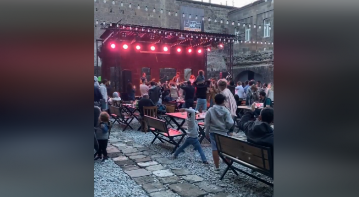 Աննա Հակոբյանը Գյումրու ռեստորաններից մեկում ունկնդրում է «Նեմրա»-ի կատարումը (տեսանյութ)