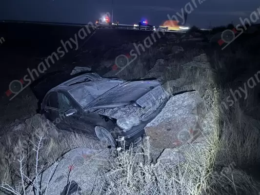 Երևան-Գյումրի ավտոճանապարհին 34-ամյա վարորդը «Mercedes»-ով բախվել է երկաթե արգելապատնեշներին, կոտրել դրանք, ապա ապառաժ քարերին․ կա վիրավոր