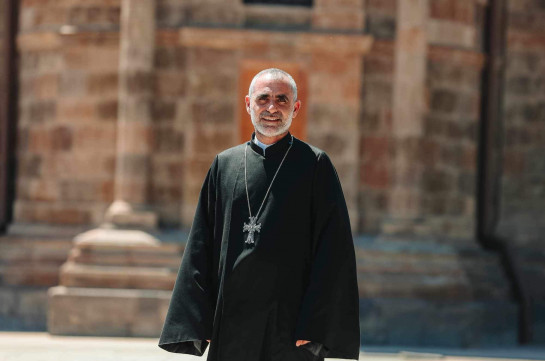 Իր ցեխարձակումներում Արման Բաբաջանյանը խեղաթյուրում է անգամ սեփական անցյալը. Տեր Եսայի քահանա Արթենյան