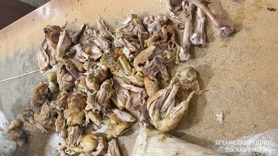 «Արմավիր» ՔԿՀ-ի ծառայողները տապակած հավի ոսկորների միջից հայտնաբերել են թմրամիջոցներին նմանվող զանգվածներ