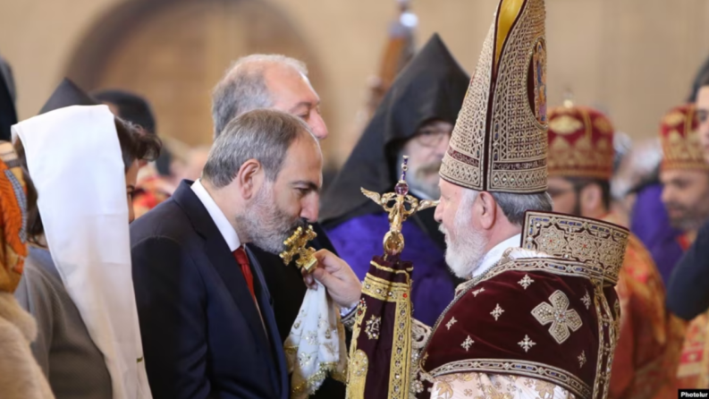 Փաշինյանը հանդիպման հրավիրեց Գարեգին Բ-ին քննադատող հայտարարությանը միացած եպիսկոպոսներին