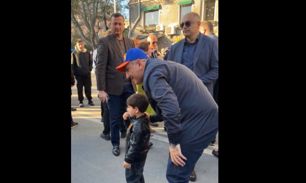 Փաշինյանը զրուցում և լուսանկարվում է քաղաքացիների հետ՝ ուղիղ