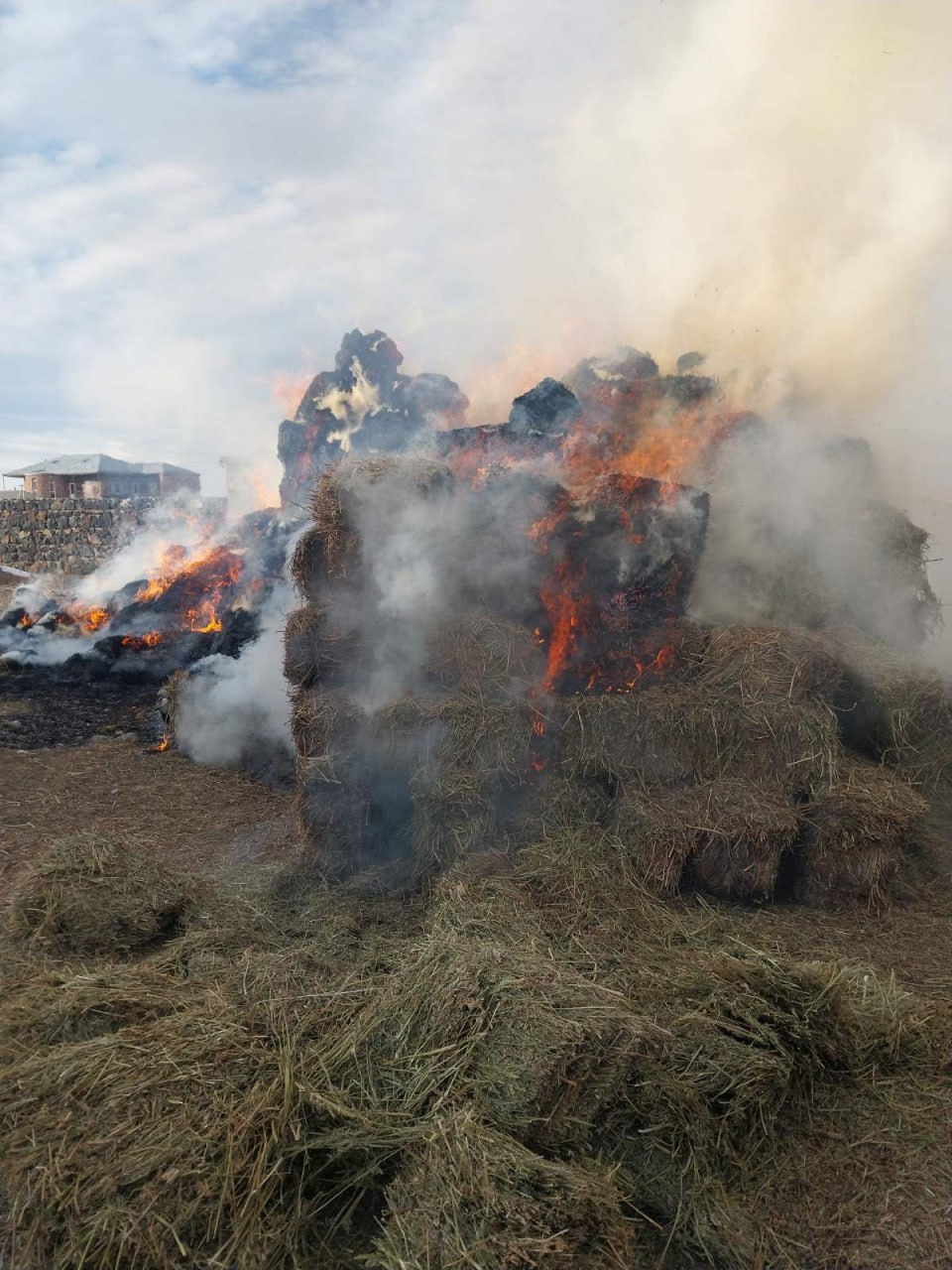 Վարդենիսի տներից մեկի բակում մոտ 600 հակ անասնակեր է այրվել